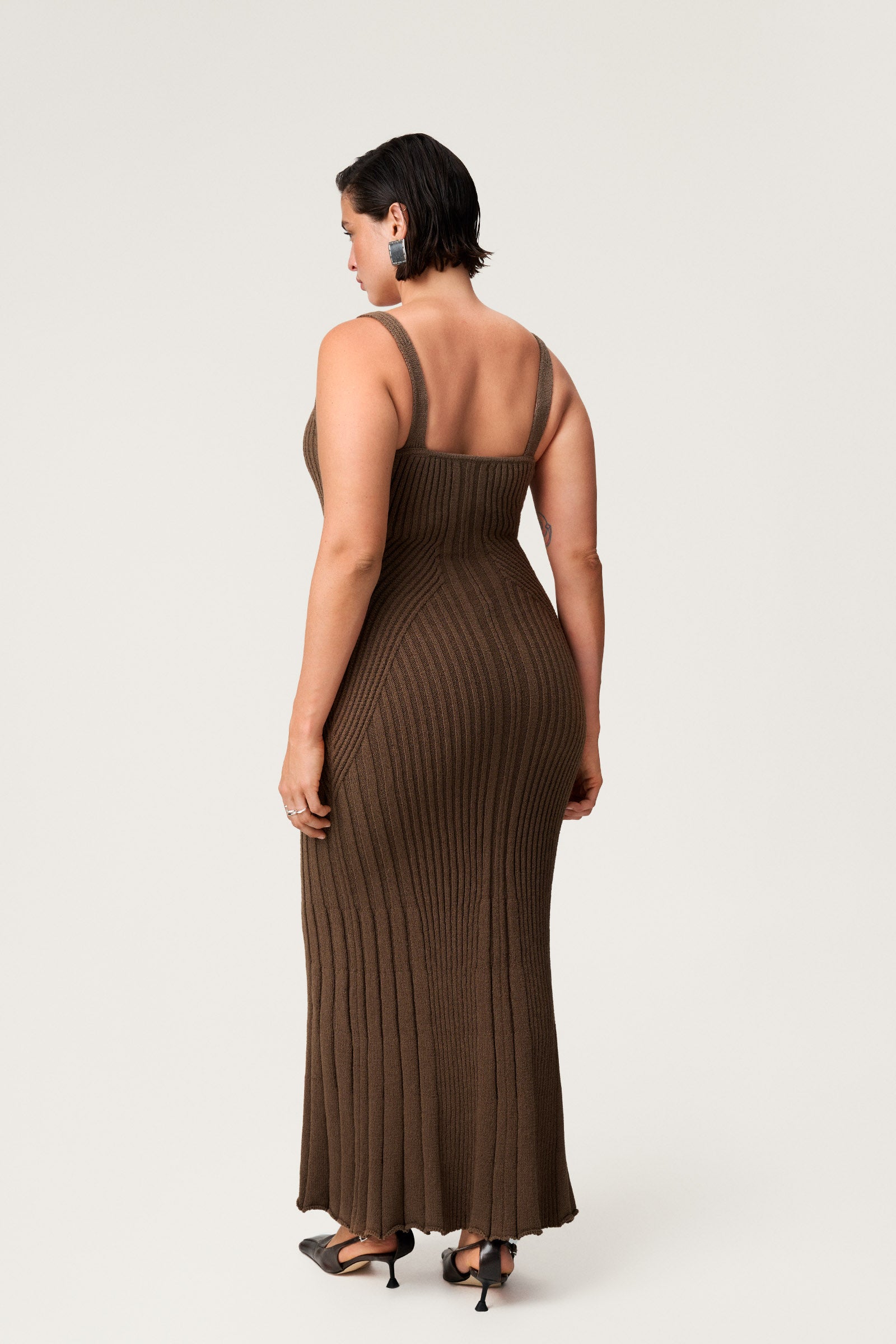 Knitted lugo maxi lengthed dress in taupe. image