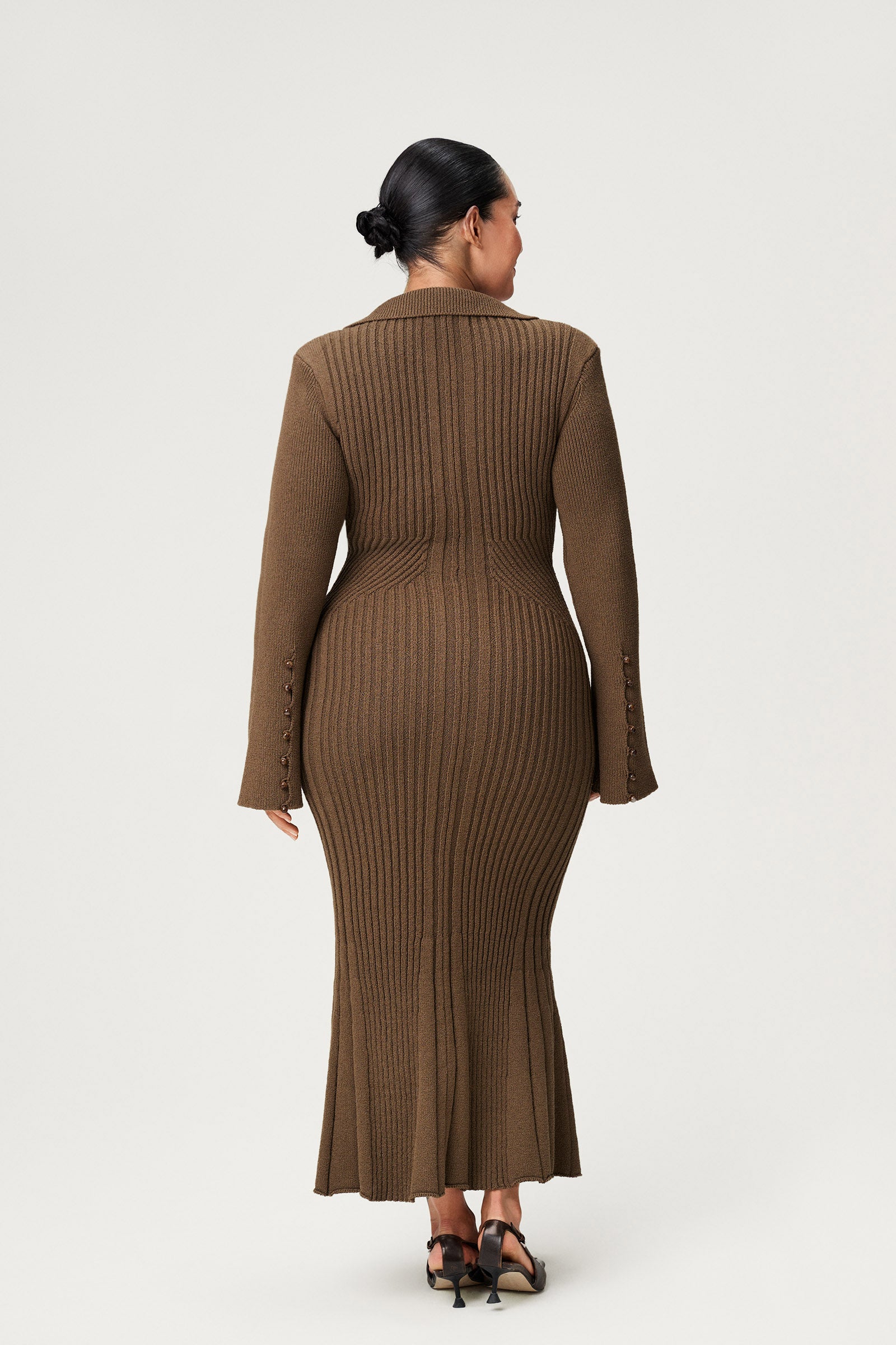 Sondrio midi dress in taupe - Shop now adoore.com Sondrio midi dress in taupe - Shop now adoore.com